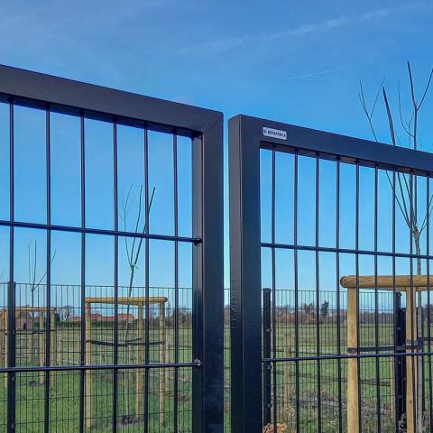 Egidia 2D swing gates secure dog house
