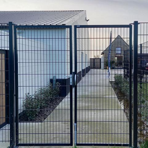 Egidia 2D swing gates secure dog house