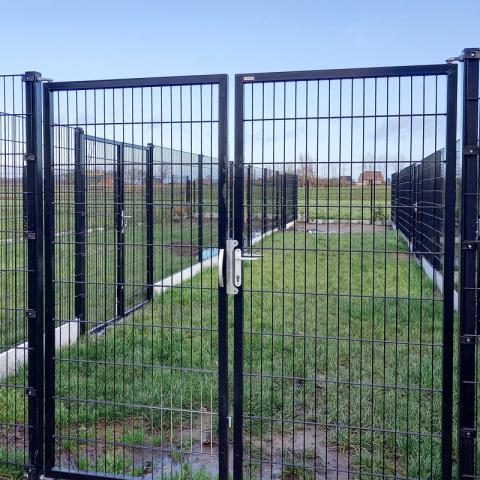 Egidia 2D swing gates secure dog house