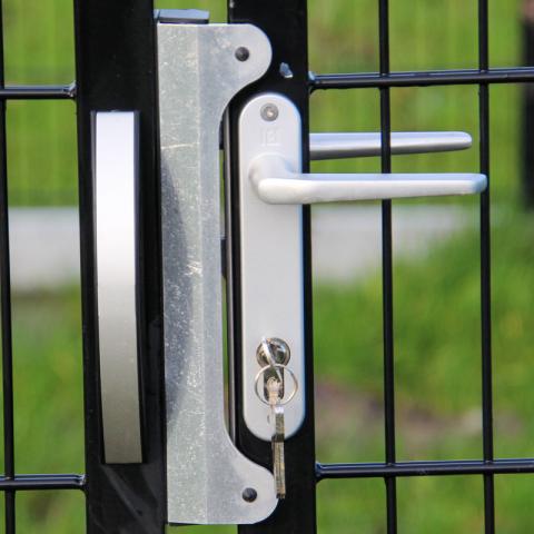 Egidia 2D swing gates secure dog house