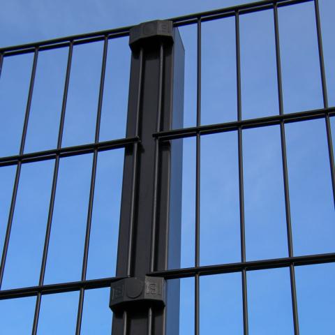 Egidia 2D swing gates secure dog house